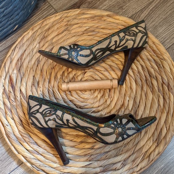 NWOT (W6.5) - CARLOS SANTANA Suede Peeptoe Pump - Picture 4 of 8